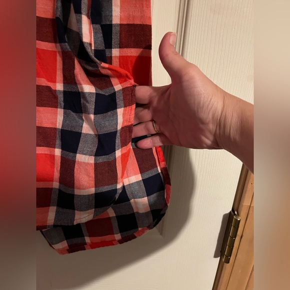 Old Navy boyfriend pull over top, size petite large, red blue plaid - Picture 4 of 8